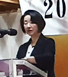 あいさつする小室千帆在サンパウロ総領事館首席領事