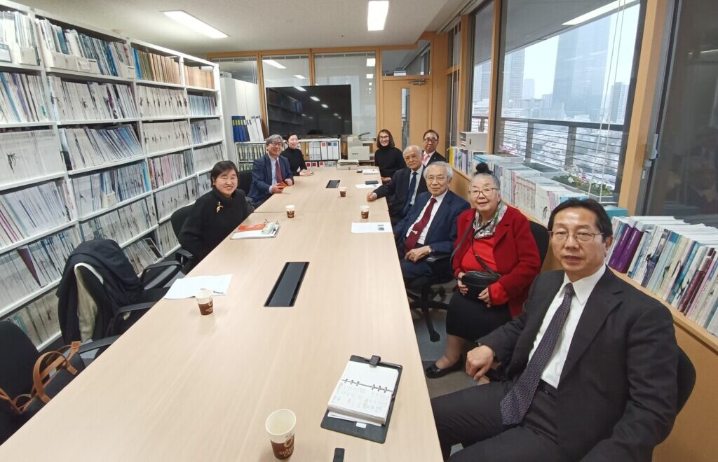 右から川島鋼太郎国際交流センター長、牛山ジェニーさん、山中祥弘理事長・学長ほか「日系人進学サポート制度」の関係者
