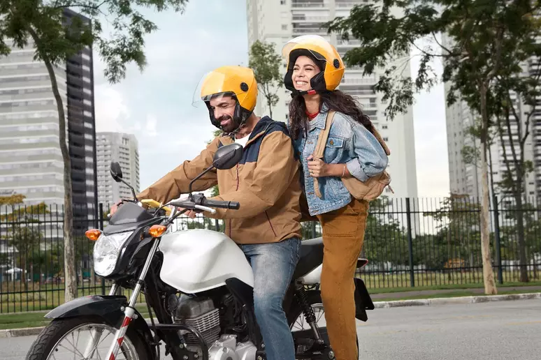 「99Moto」は効率的かつ手頃な移動手段を提供する(Foto: Divulgação)