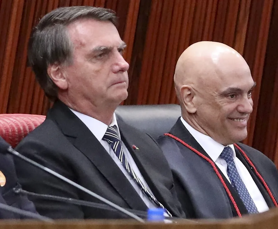モラエス氏の選挙高裁長官就任式でのボルソナロ大統領（当時）とモラエス判事（22年8月16日、Antonio Augusto/Secom/TSE）