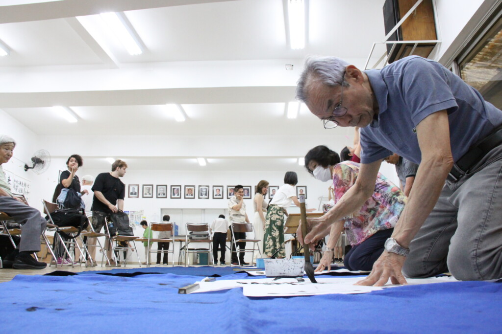 午前中の揮毫の様子