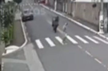 事故の瞬間を捉えた防犯カメラの映像の一部（Foto: Reprodução/ Câmera de monitoramento）