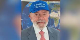 「ブラジルはブラジル人のもの」と書かれた帽子を被る大統領（Reproducao）
