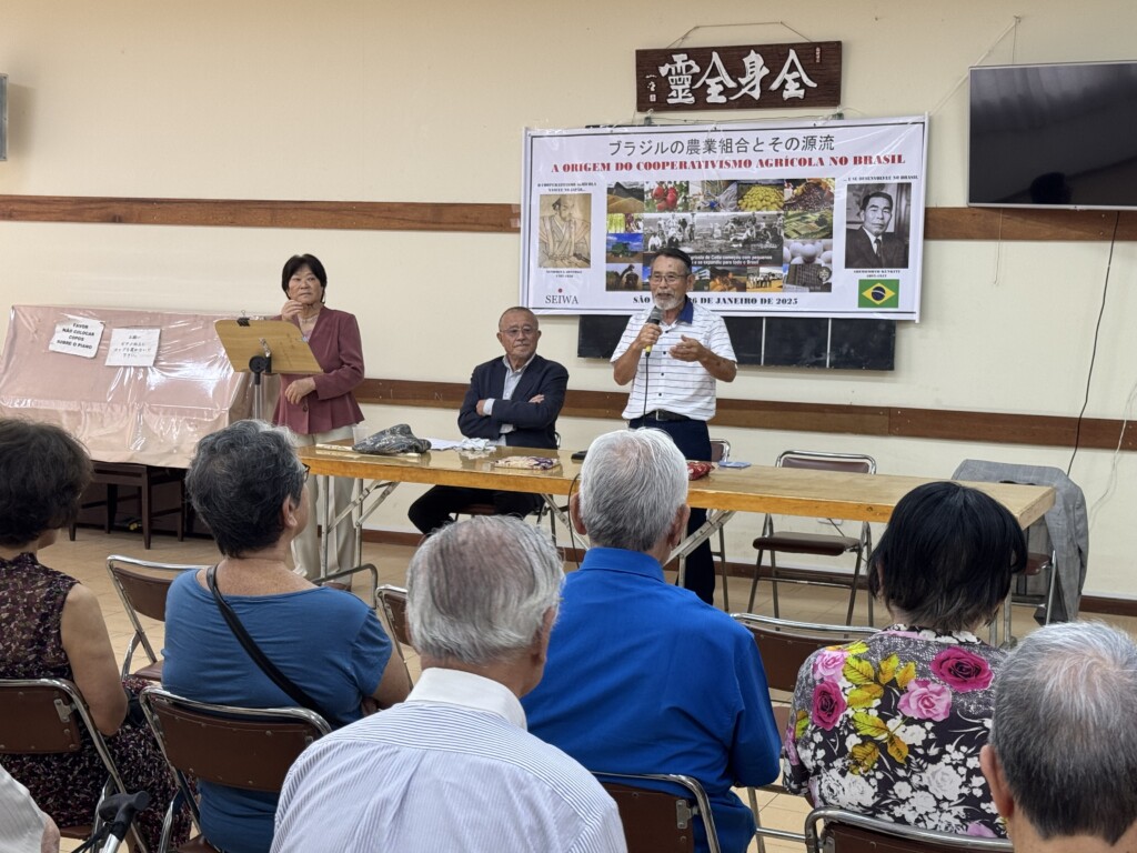 挨拶をする中沢会長、その左が榎原さん