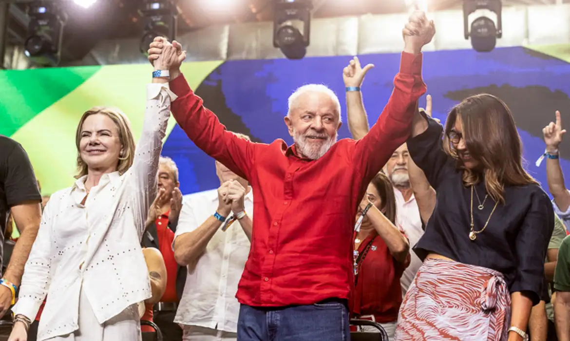 45周年記念式典でのグレイシ・ホフマン党首、ルーラ氏、ジャンジャ大統領夫人（© Foto Partido dos trabalhadores）