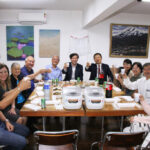 エアコンと電子ジャーのお披露目式で乾杯する岐阜県人会の皆さん。奥中央がJICA宮崎所長