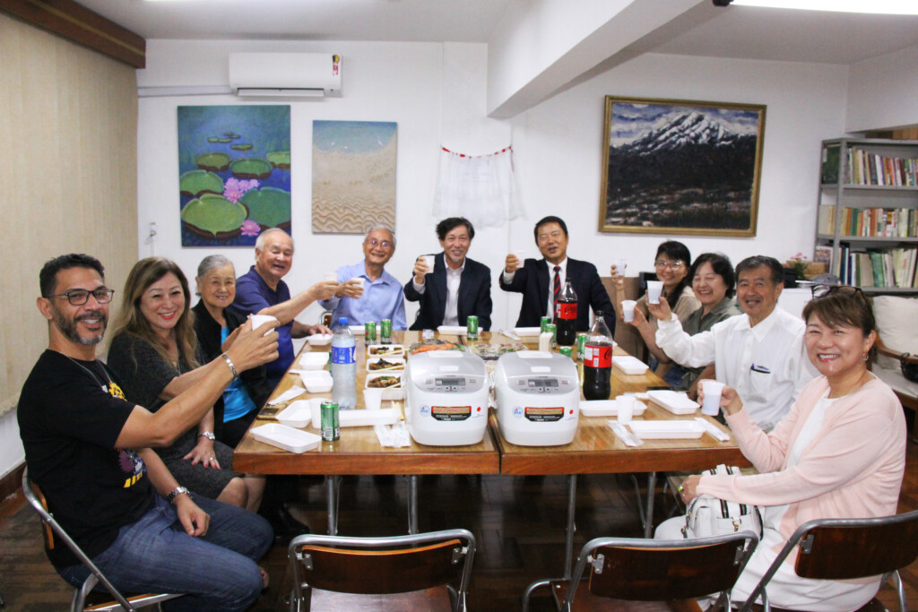 エアコンと電子ジャーのお披露目式で乾杯する岐阜県人会の皆さん。奥中央がJICA宮崎所長
