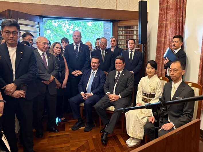 左から着席したカサビ局長、一人置いて淳子総領事夫人、清水総領事