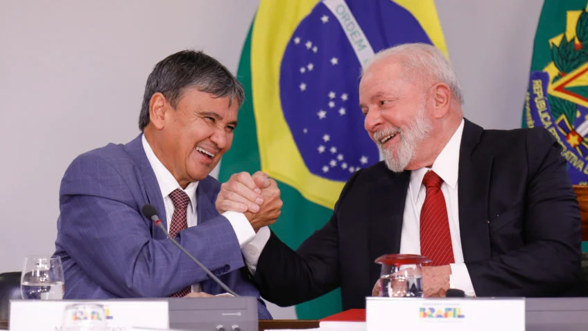 2023年7月、「コジーニャ・ソリダリア」プログラム承認式典に参加したルーラ大統領（右）とウェリントン・ジアス飢餓対策・家庭社会支援・開発相（左）（Foto: Valter Campanato/Agência Brasil）