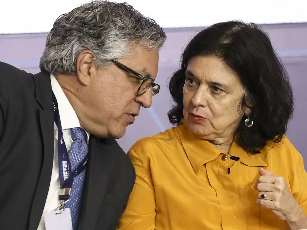 ニジア・トリンダーデ保健相（右）とアレッシャンドレ・パジーリャ大統領府渉外室長官（左）（Foto: Marcelo Camargo/Agência Brasil）