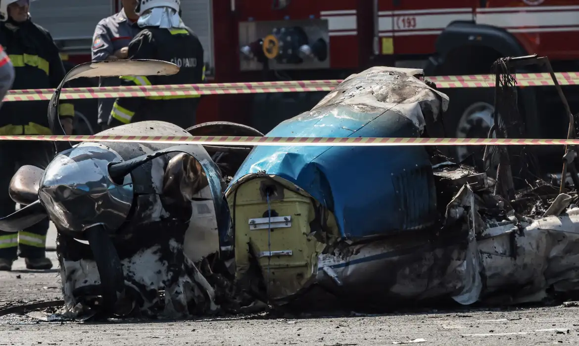 7日に墜落した事故機の残骸（© Paulo Pinto/Agência Brasil）