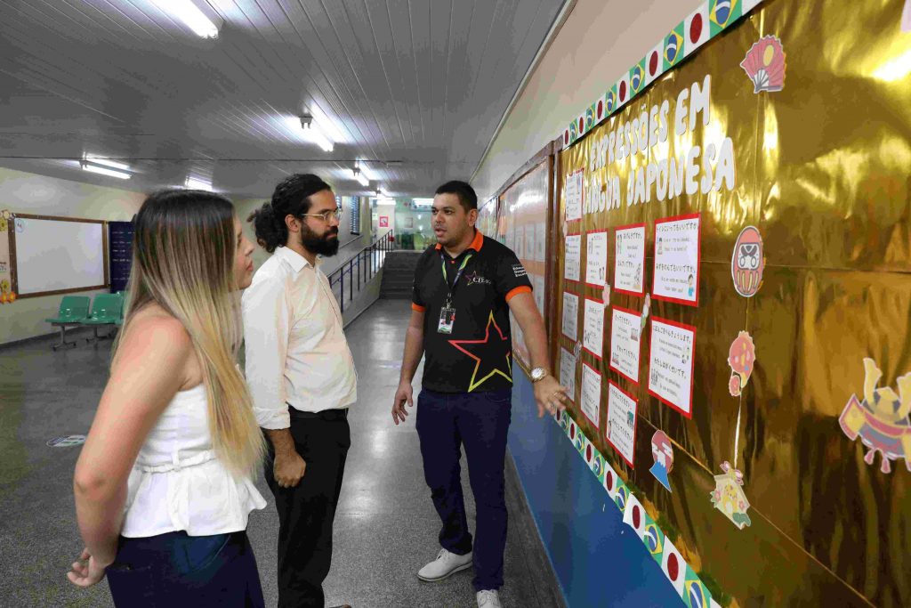 エティ校を視察するパラー州教育局代表ら（FOTOS: Euzivaldo Queiroz/Secretaria de Estado de Educação e Desporto Escolar）