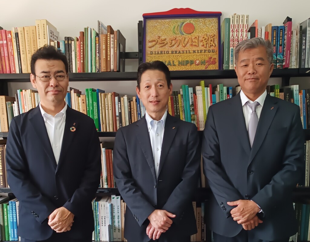 左からフジアルテ株式会社の樋口和彦執行役員・採用本部本部長、大熊真二取締役、フジアルテ・ド・ブラジル社の森山良二社長