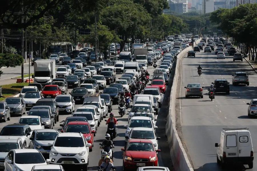 ラッシュ時のサンパウロ市の幹線道路の様子（Fernando Frazão/ Agência Brasil)
