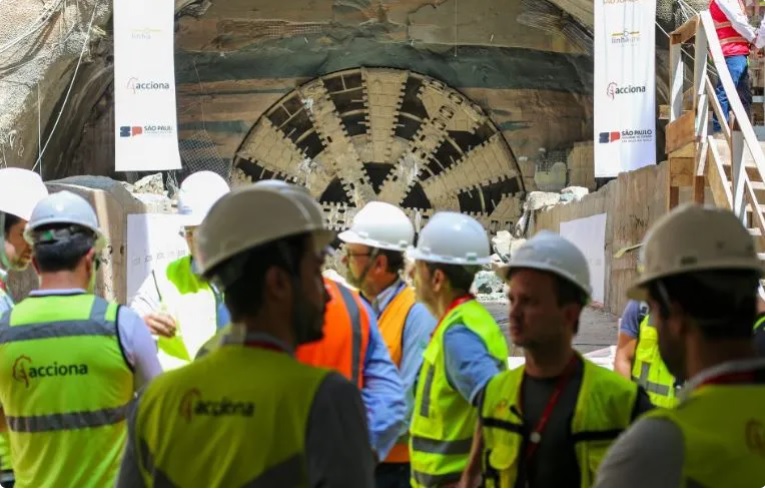 サンジョアキンまでの掘削を終えたタツゾンを前に（Divulgacao）