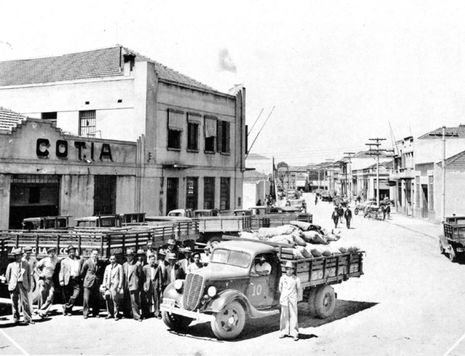 戦前、コチア産業組合に出荷されるジャガイモ(『在伯同胞活動実況写真帳』1938年、高知県 竹下写真館)