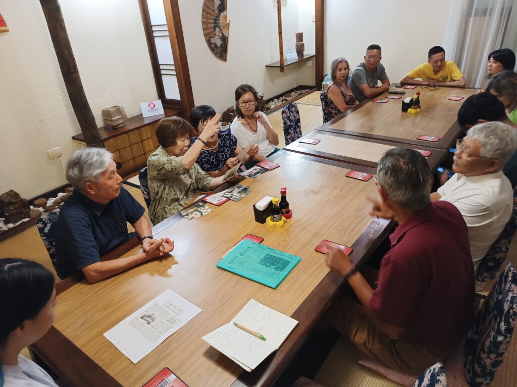 同窓会の思い出や近況を話し合う参加者