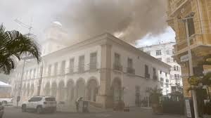 火災にあう議事堂（Reproducao）