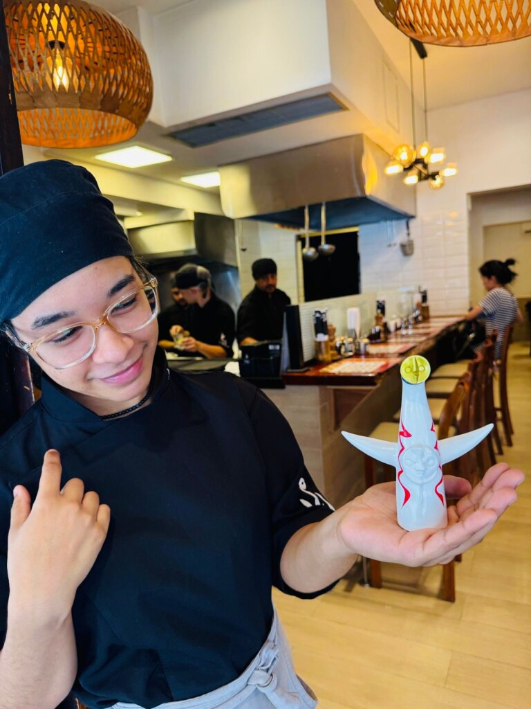 店内に飾られる太陽の塔
