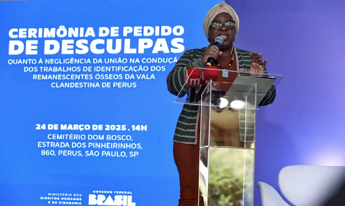 ペルースの秘密墓地での式典で謝罪するマカエ人権相（© Paulo Pinto/Agência Brasil）