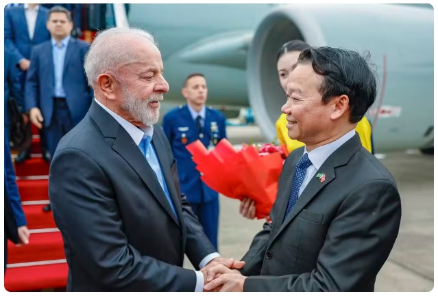 ハノイ空港で歓迎を受けるルーラ大統領（Ricardo Stuckert / Presidência da República）