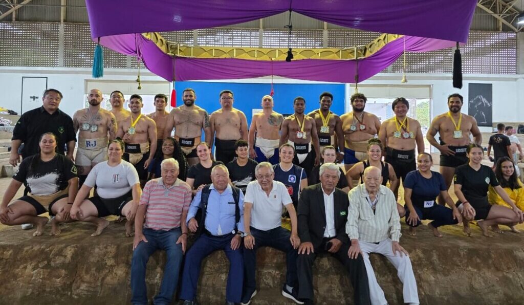 南大河州で5月に行われる南米相撲大会に出場するブラジル代表選手たち（中列と後列）とブラジル相撲連盟の役員たち（前列の5人、前列中央が土屋会長）