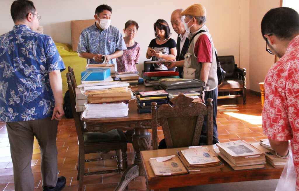 山城勇さん宅で資料・史料収集する一行（2月26日）