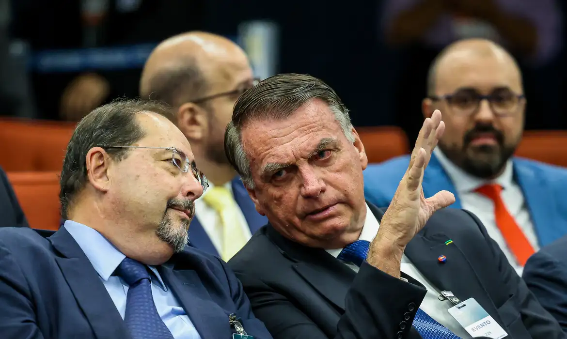 核心1の容疑者に対する起訴状受理に関する25日の審理を傍聴するボルソナロ前大統領（© Antonio Augusto/STF）