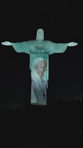 ローマ法王の姿が浮かんだキリスト像（Instagram）