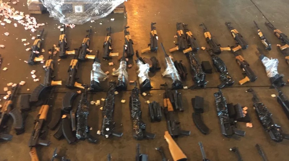 2017年、ガレオン国際空港で押収された60丁のライフル銃（Foto: Divulgação）