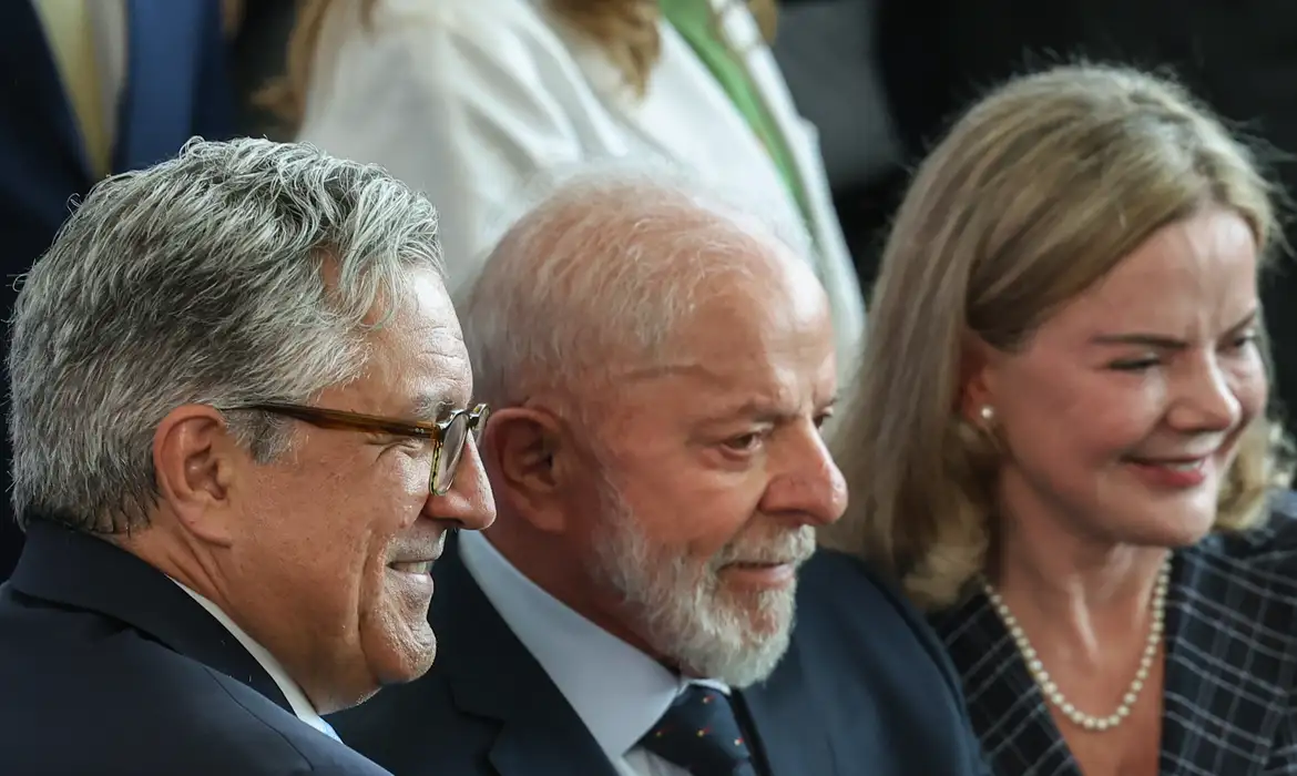 パジーリャ新保健相、ルーラ大統領、ホフマン新渉外室長官（© Jose Cruz/Agência Brasil）