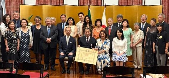 前列左から清水総領事、花田名誉会長、妻のセシリアさん、淳子総領事夫人