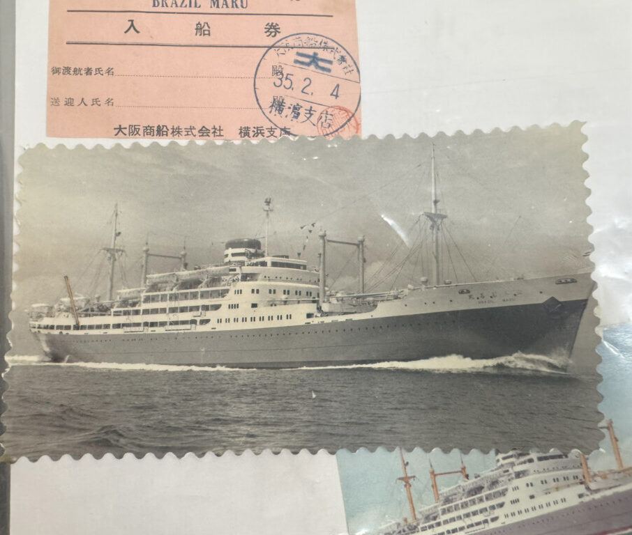 真田正子さんが持ってきたアルバムにあった移民船の写真と乗船切符