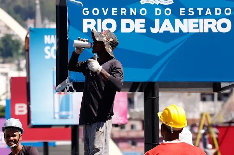 サンボドロモでの仕事に従事する人々（Tânia Rêgo/Agência Brasil）