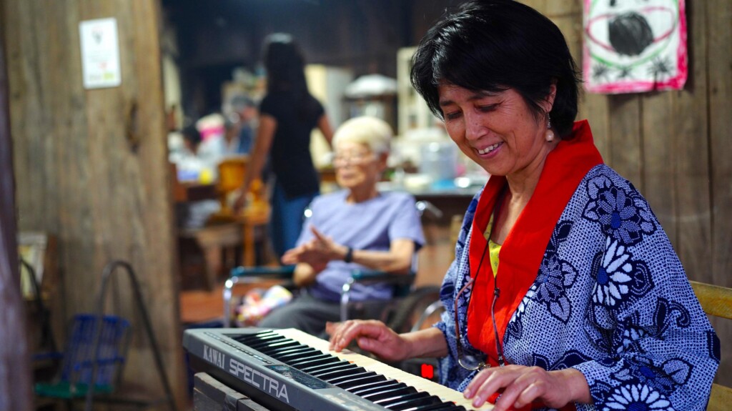 得意なキーボードの練習をする弓場稔子さん