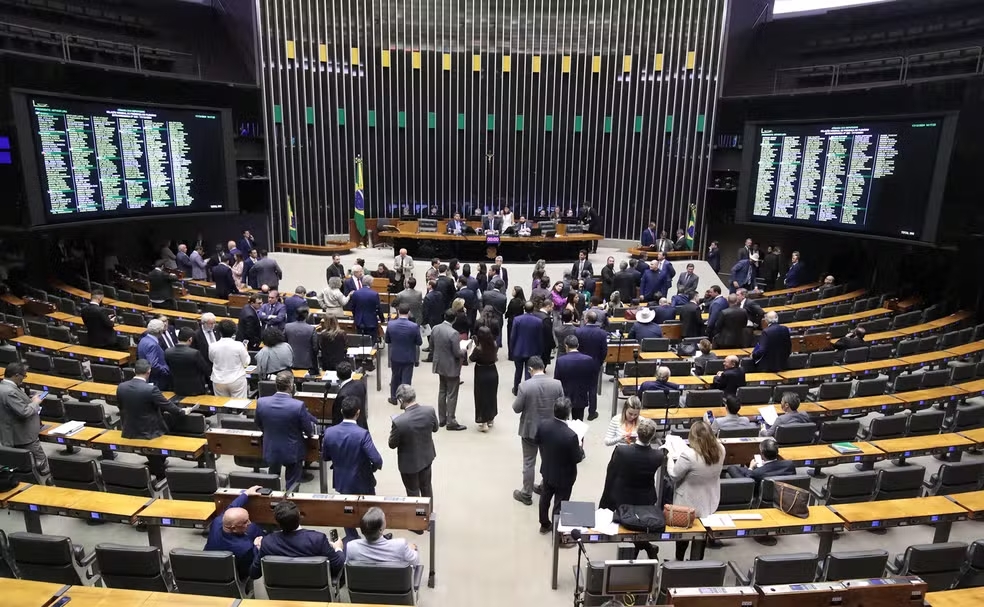税制改革について審議中の下院の様子（Vinicius Loures/Câmara dos Deputados）