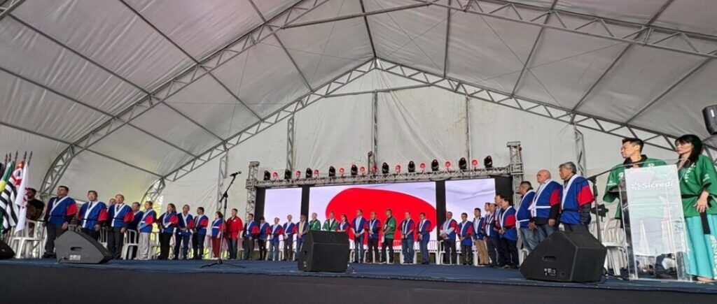 秋祭り実行委員、来賓合わせて30人が舞台に上がって日伯両国歌を斉唱