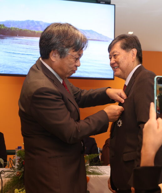 佐野浩明総領事から勲章を受け取る水島氏