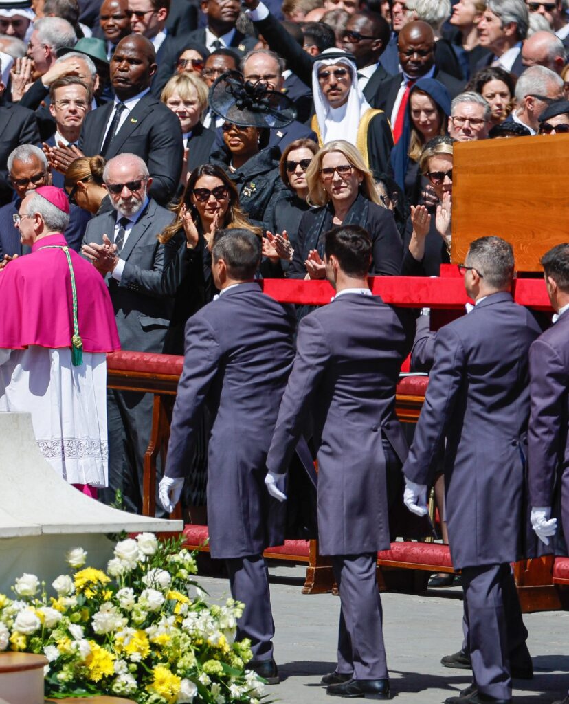 葬儀に列席中のルーラ大統領夫妻（Cidade de Vatican）