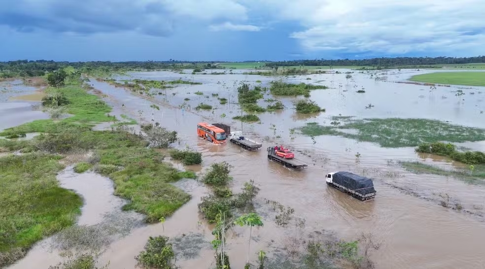 川の氾濫で冠水したロンドニア州内の高速道（Governo de Rondônia）