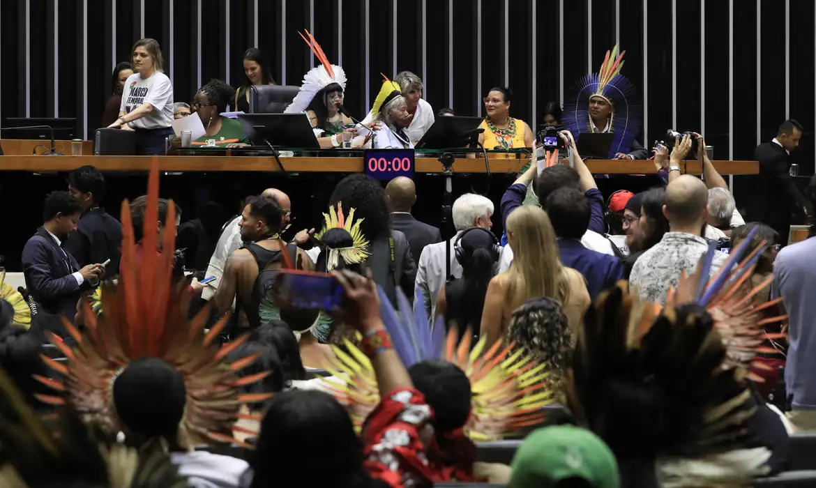 8日の下院での特別セッションで（© Lula Marques/Agência Brasil）