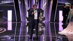 トロフィーを受け取るプロデューサーのロドリゴ・テイシェイラ氏（Canal Brasil）