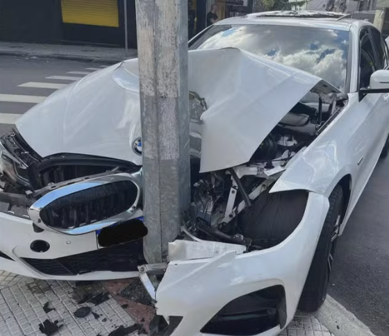 衝突の影響で前部が損傷したBMW車（Foto: Reprodução）