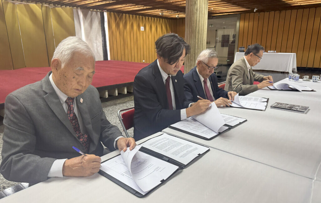 覚書の報告書に署名する皆さん