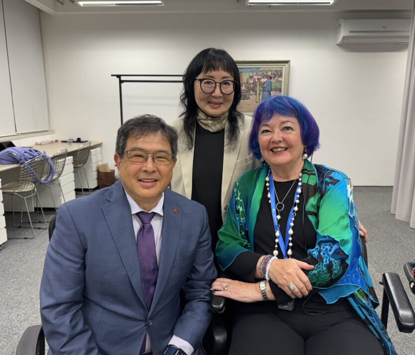 前列左から阿部健治マイケルさん、オードリー・コバヤシさん、うしろが梶原シェリ忍さん