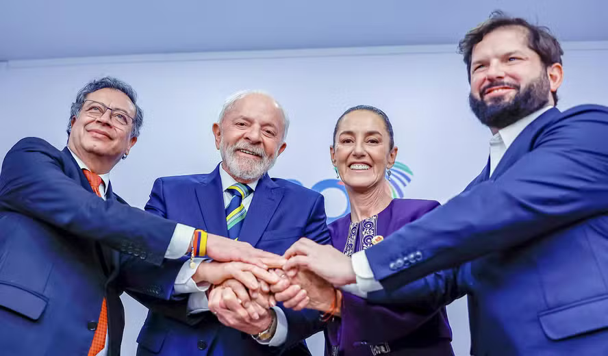 左からペトロ・コロンビア大統領、ルーラ・ブラジル大統領、シェインバウム・メキシコ大統領、ボリッチ・チリ大統領（Foto: Ricardo Stuckert / Presidência da República）