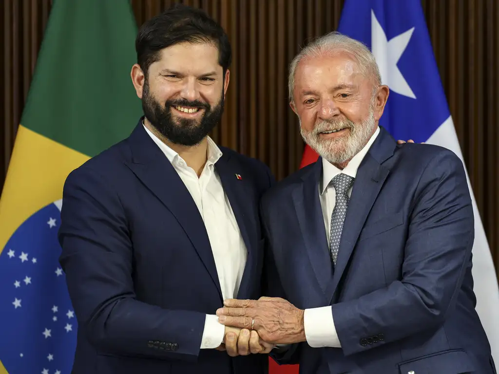 大統領府でチリのボリッチ大統領（左）を迎えたルーラ大統領（右）（Foto: Marcelo Camargo/Agência Brasil）