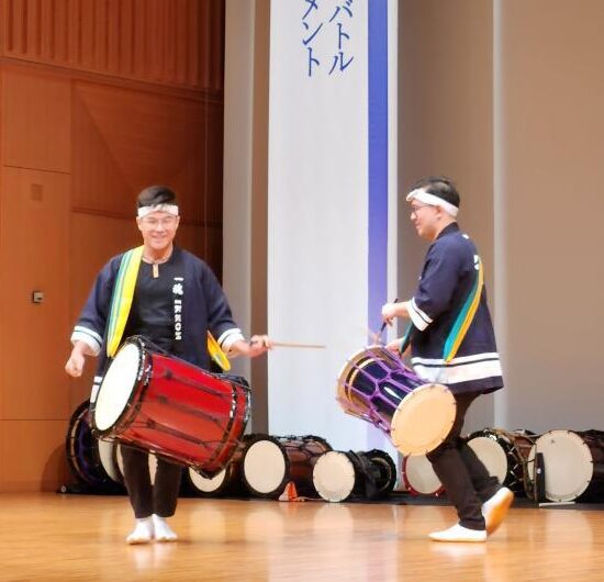 演奏を披露する一魂太鼓道場の二人