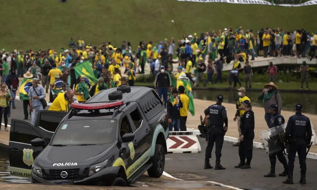 23年1月8日の三権中枢施設襲撃事件の様子（© Joedson Alves/Agencia Brasil）