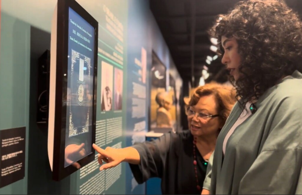 山下運営委員長が日伯修好130年の外交文書についてブルナさんに説明